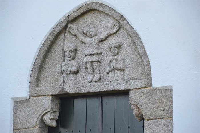 Detalle del tímpano de la iglesia de San Vicente de Vitiriz. Imagen de José Holguera para Guiarte.com