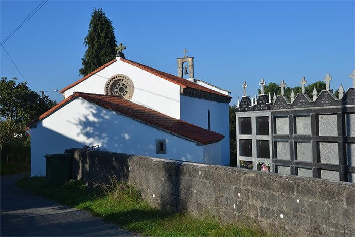 Iglesia de San Vicente de Vitiriz, en Rocamador, La Coruña, con el rosetón y el Agnus Dei. Imagen de José Holguera para Guiarte.com