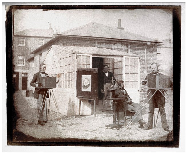 Vista del establecimiento fotográfico de Reading. Atribuido a Benjamin Cowderoy o Calvert R. Jones. Papel a la sal a partir de un negativo de calotipo, 1846.