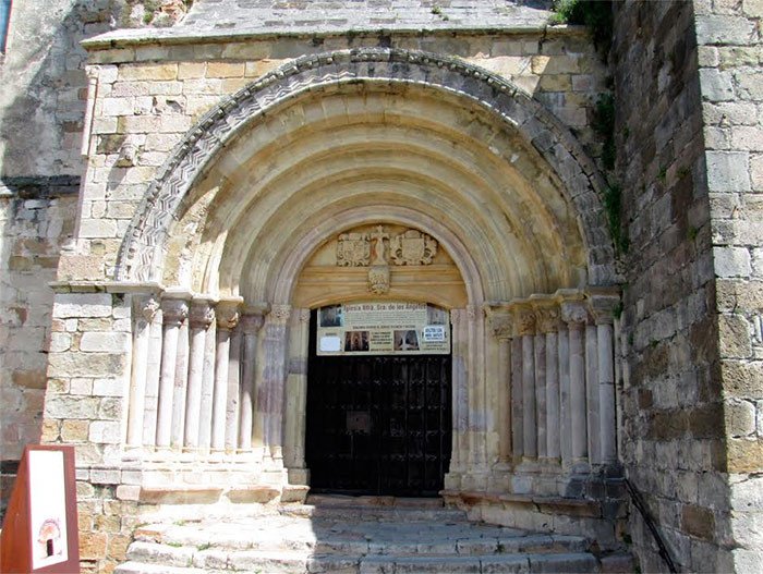 Puerta sur del templo de Nuestra Señora de los Ángeles, en San Vicente de la Barquera. Imagen de Guiarte.com