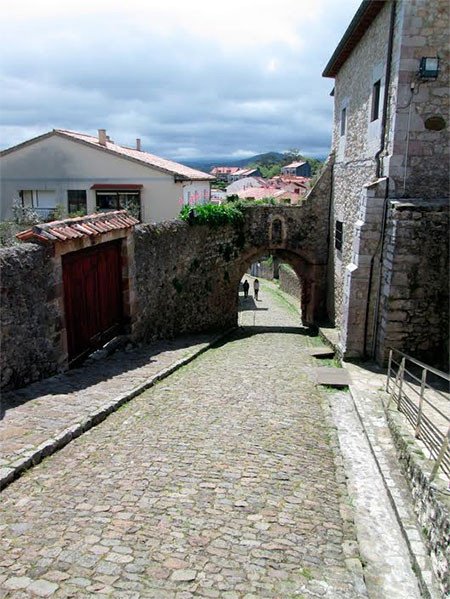 Frente al Palacio de los Corro se halla otra de las puertas medievales y a su lado la Torre del Preboste.  Imagen Guiarte.com