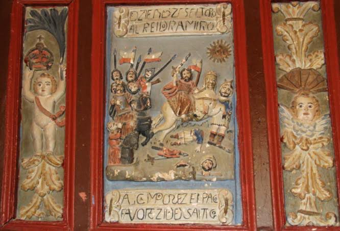 La puerta de entrada tiene interesante trabajos relativos al apóstol  Santiago, de un aire naif. Imagen de Guiarte.com/Tomás Alvarez