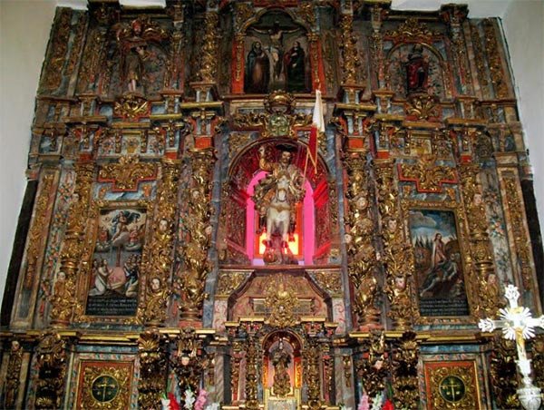 Santiago Matamoros reina en excelente el retablo churrigueresco de la iglesia de Villadangos. Imagen de Guiarte.com/Tomás Alvarez