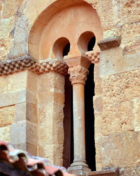 Detalle de la torre románica del monasterio de San Miguel de Escalada, León. Imagen de José Holguera (www.grabadoyestampa.com), para Guiarte.com