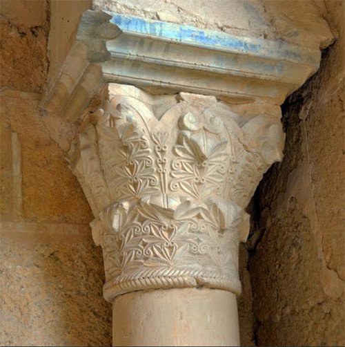 Los temas vegetales predominan en la decoración del monasterio de San Miguel de Escalada, León. Imagen de José Holguera (www.grabadoyestampa.com), para Guiarte.com
