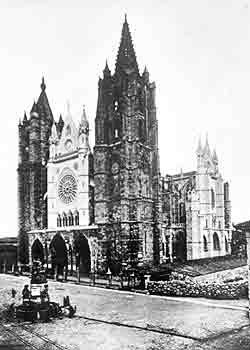 La catedral de León, hace algo más de cien años, recién terminadas las obras. La piedra de la parte nueva destaca por su blancura. guiarte,com