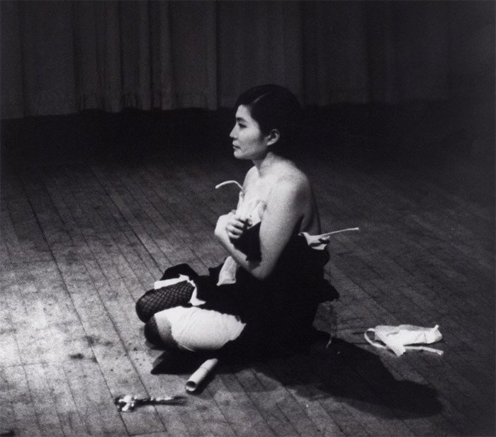 Yoko Ono. Cut Piece,1965.