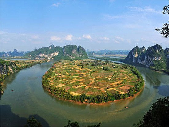 Yan ZaoxinZuojiang Huashan Rock Art Cultural Landscape, Meandering Rivers and Typical Tablelands (China)