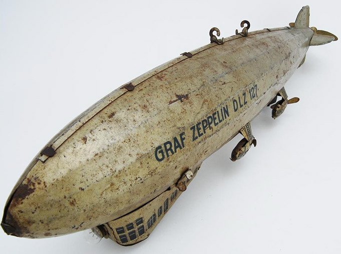Dirigible Graf Zeppelin DLZ 127, de compañía Tipp. Museo del Traje.