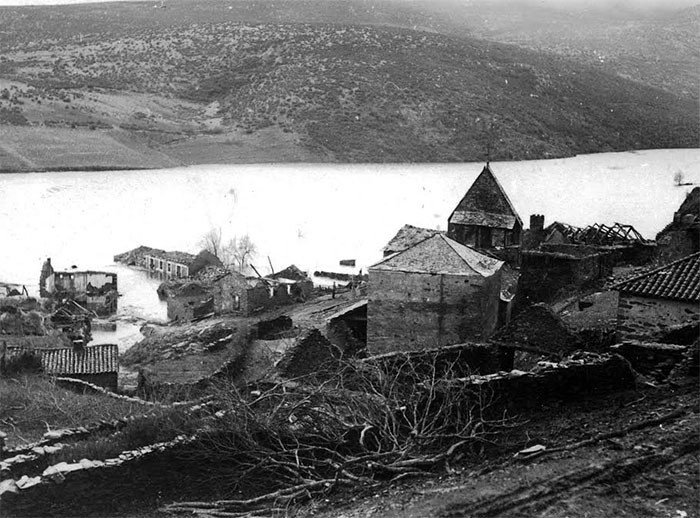 Las aguas del embalse inundan Oliegos, en 1946