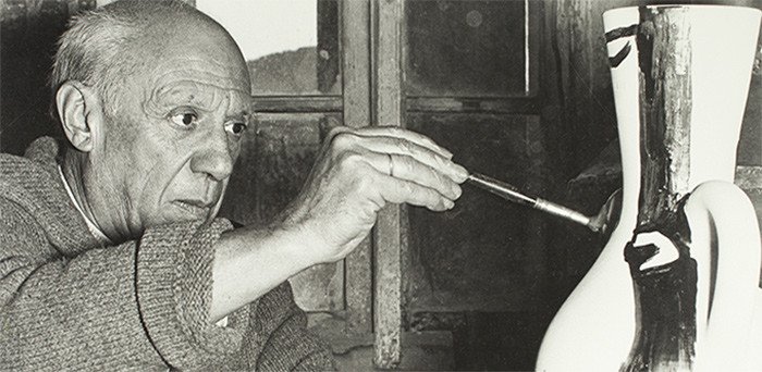 André Villers. Picasso pintando una cerámica. Vallauris, 1954. Museu Picasso, Barcelona.