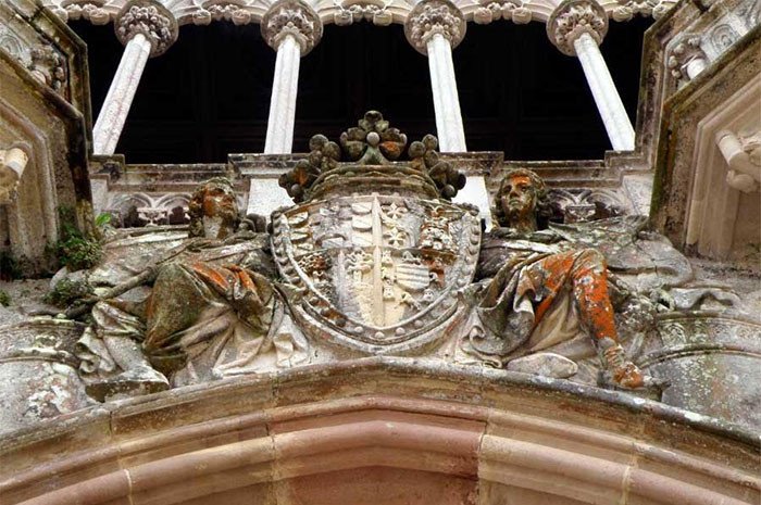 Escudo de armas del primer marqués de Comillas, en el palacio de Sobrellano. Imagen de José Manuel Fernández Miranda, para Guiarte.com
