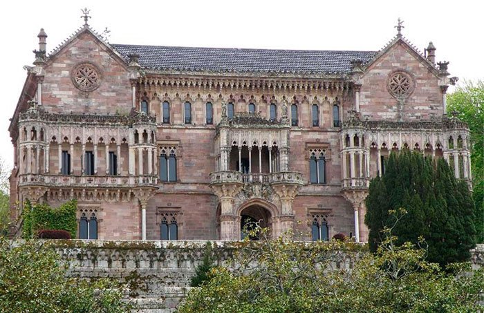 La magnífica fachada del palacio de Sobrellano. Imagen de José Manuel Fernández Miranda, para Guiarte.com