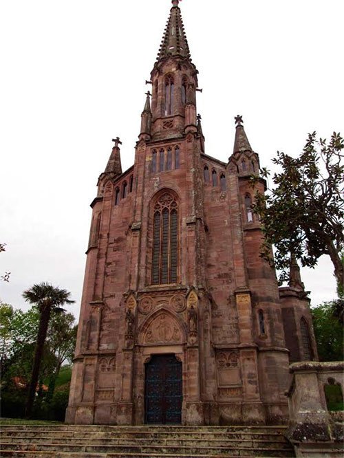 La capilla panteón del palacio de Sobrellano también es marcadamente goticista. Imagen de José Manuel Fernández Miranda, para Guiarte.com
