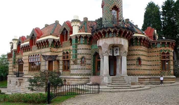 El cuerpo del edificio El Capricho, de Antonio Gaudí, en Comillas. Imagen de José Manuel Fernández Miranda, para Guiarte.com