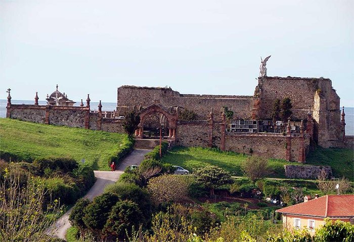 El Cementerio de Comillas, en un altozano cercano al mar Cantábrico. Imagen de José Manuel Fernández Miranda, para Guiarte.com
