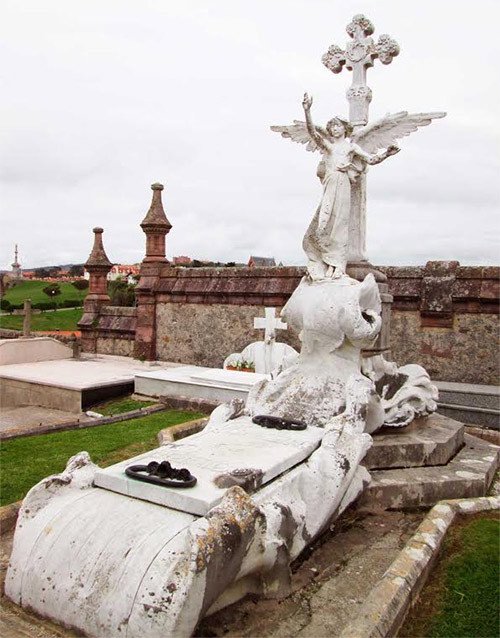 Mausoleo de los Piélagos en el cementerio de Comillas. Imagen de José Manuel Fernández Miranda, para Guiarte.com