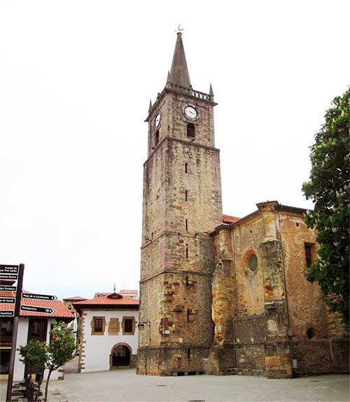 Imagen de la parte occidental de la iglesia, con su elevada torre. Imagen de José Manuel Fernández Miranda, para Guiarte.com