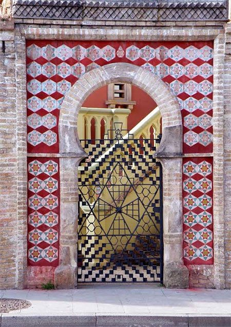 Detalle de puerta de inspiración norteafricana, en Comillas. Imagen de José Manuel Fernánde