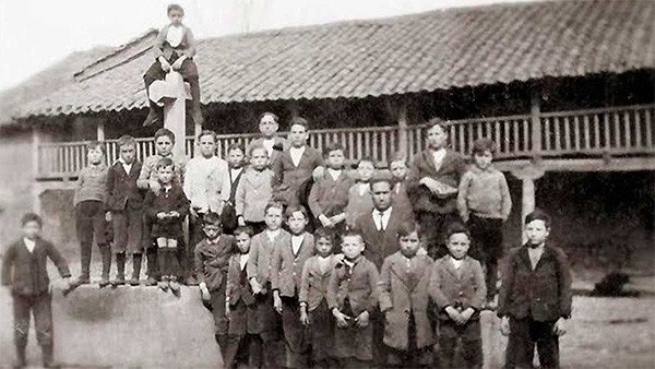 Escolares de Sueros a principios del siglo XX. Foto Ignacio Redondo/ La Cepeda en Blanco y Negro.