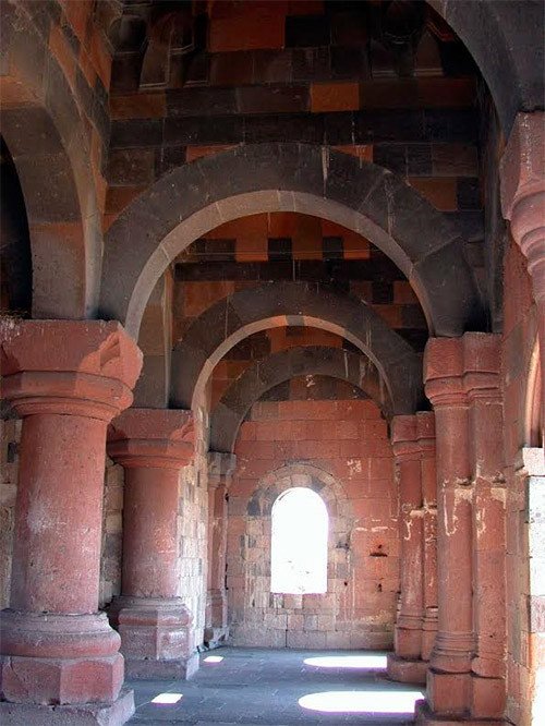 Interior de una antigua mezquita. © Fahriye Bayram/Unesco