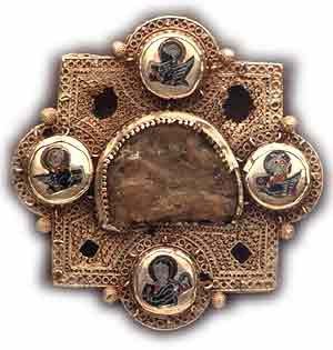 Broche de Oro,  principios del siglo XI. Oro y esmalte. Taller italiano. Museo de la catedral de Astorga, León. guiarte.com