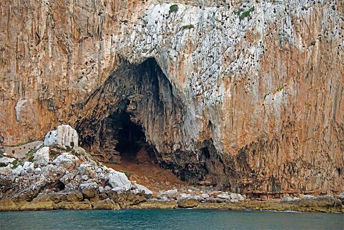 La cueva de Gorham, en Gibraltar, con un registro de ocupación humana que incluye desde los hombres de Neanderthal  a los humanos modernos. © Clive Finlayson, Museo de Gibraltar/UNESCO