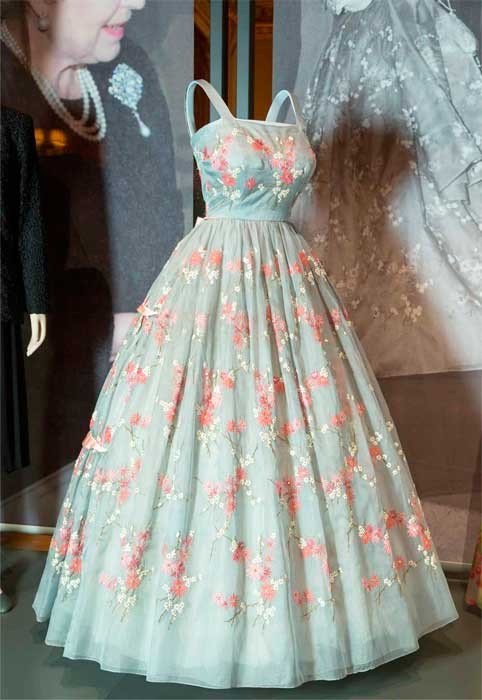 Vestido de noche, de Hardy Amies, usado por la reina a una cena en la Casa de Gobierno, Nueva Escocia en 1959. © Royal Collection Trust / © Her Majesty Queen Elizabeth II 2016.