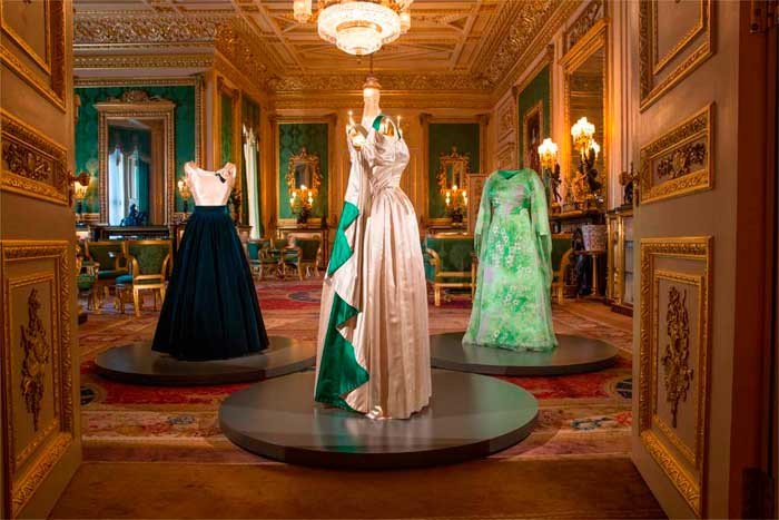 Una selección de vestidos de noche en el salón verde, el castillo de Windsor. © Royal Collection Trust / © Her Majesty Queen Elizabeth II 2016.
