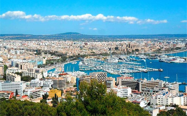 La ciudad de Palma de Mallorca, desarrollada en torno a una hermosa bahía, es una meca turística cosmopolita.
