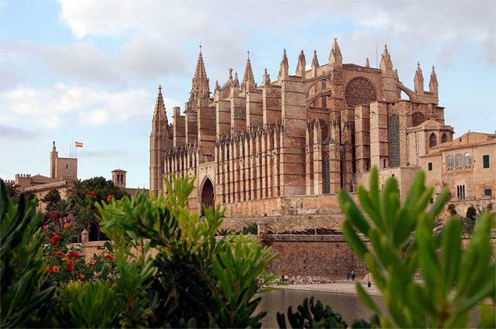 Catedral de Palma de Mallorca; edificio gótico, icono de la arquitectura local.