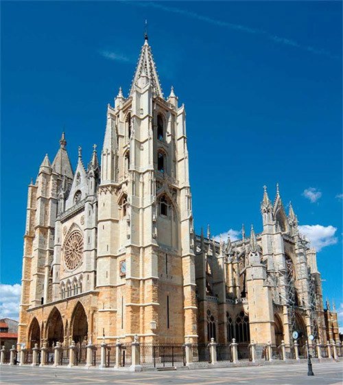 Saint Jean Pied de Port, Oporto y León, los principales puntos de arranque de la peregrinación, fuere de Galicia. Catedral de León. Guiarte.com