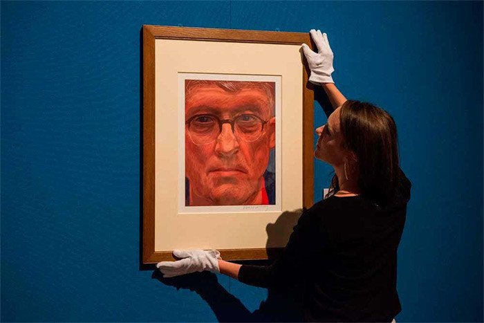 Colocación del autorretrato de David Hockney, en la Queen`s Gallery del Buckingham Palace. Exposición Retrato del Artista.  Royal Collection Trust / © Su Majestad la Reina Isabel II 2016.