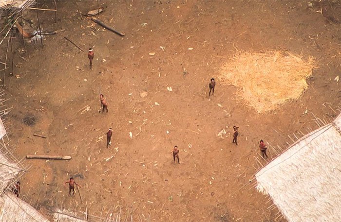 "Indígenas aislados yanomamos vistos desde el aire en el centro de su yano (casa comunal). Se estima que un centenar de individuos habitan en ella." © Guilherme Gnipper Trevisan/Hutukara