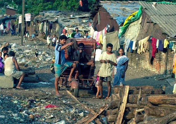 En la India, 7 de cada 10 personas no tienen sistemas de saneamiento. Suburbio de Bombay, en la India. Guiarte.com