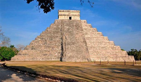 Descubren  una pequeña pirámide interior en  la Pirámide de Kukulcán, en Chichén Itzá. Foto Héctor Montaño INAH
