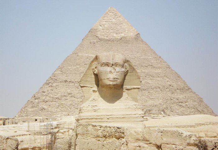 Egipto. La esfinge de Giza se recorta sobre la silueta de una de las grandes pirámides. Imagen de Guiarte.com