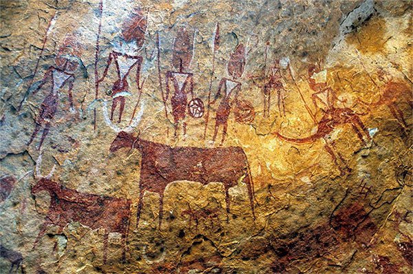 En el macizo de Ennedi, en Chad, aparecen estas pinturas de hombres de la Edad del Hierro (con lanza y escudo) junto al ganado. © Tilman Lenssen-Erz/UNESCO
