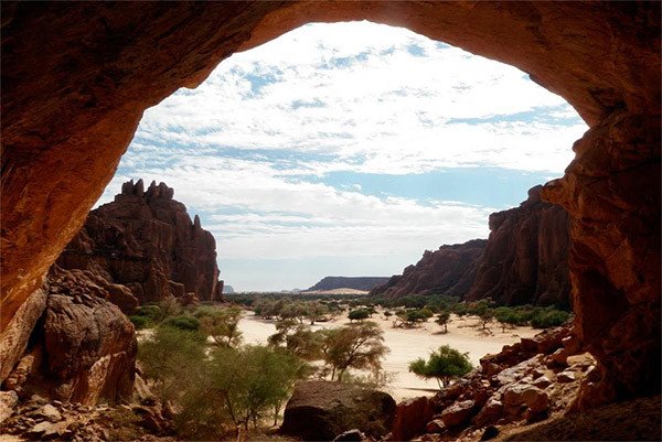 En el macizo de Ennedi, Chad, se hallan paisajes de arena y roca de inusitada belleza. © Comité Technique/ Sven Oehm/UNESCO