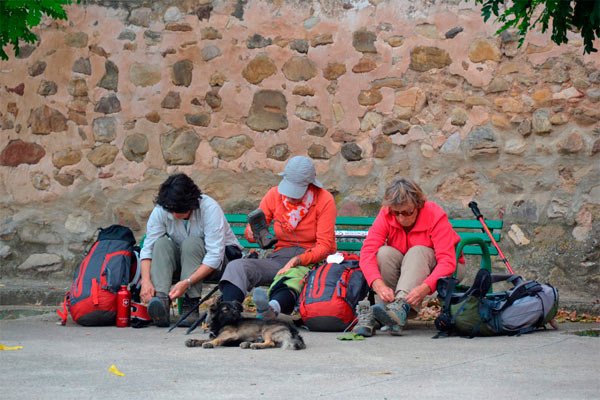 Peregrinos del Camino Francés, descansan en un pueblo burgalés. Imagen de José Holguera para Guiarte.com