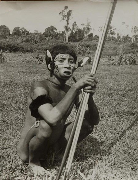 Indígena guiaca, Venezuela, sentado en cuclillas.