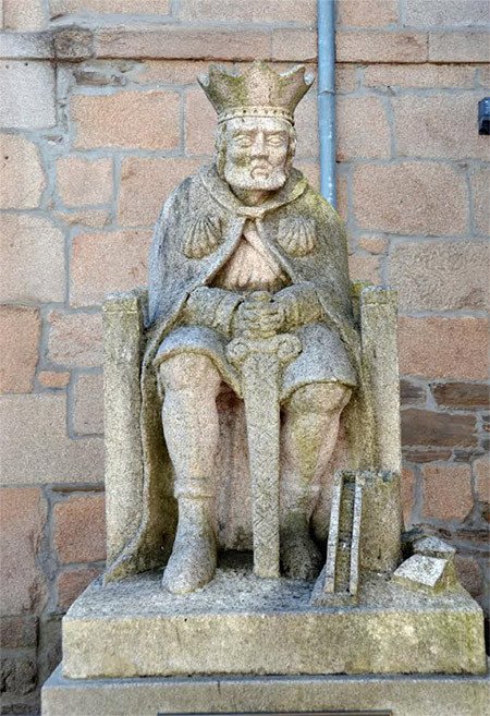 Monumento a Alfonso IX, rey impulsor de Sarria en el medievo. Fotografía de Jose Holguera para Guiarte.com