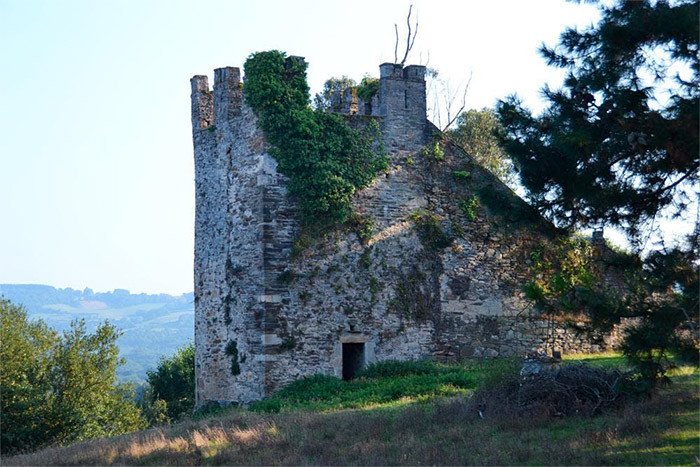 Los restos del castillo de Sarria (Lugo) dominan el paisaje de la zona. Fotografía de Jose Holguera para Guiarte.com