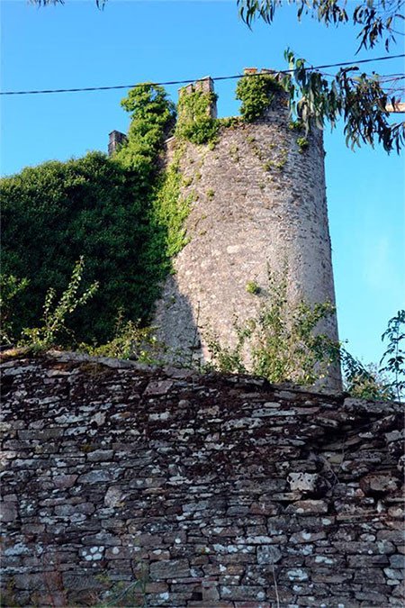 La altiva torre del castillo de Sarria, Lugo lo que queda de un pasado señorial. Fotografía de Jose Holguera para Guiarte.com