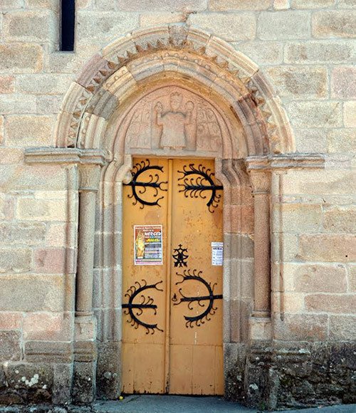 Puerta norte de la pequeña iglesia de El Salvador, en Sarria (Lugo). Fotografía de Jose Holguera para Guiarte.com