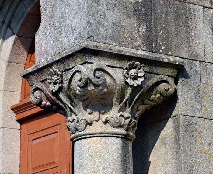 Capitel con motivos vegetales en la puerta principal de la pequeña iglesia de El Salvador, en Sarria (Lugo). Fotografía de Jose Holguera para Guiarte.com