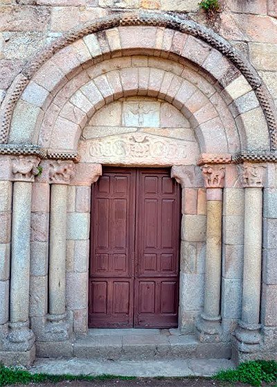 Portada principal del templo románico de Barbadelo, Lugo. Imagen de José Holguera (www.grabadoyestampa.com) para Guiarte.com.