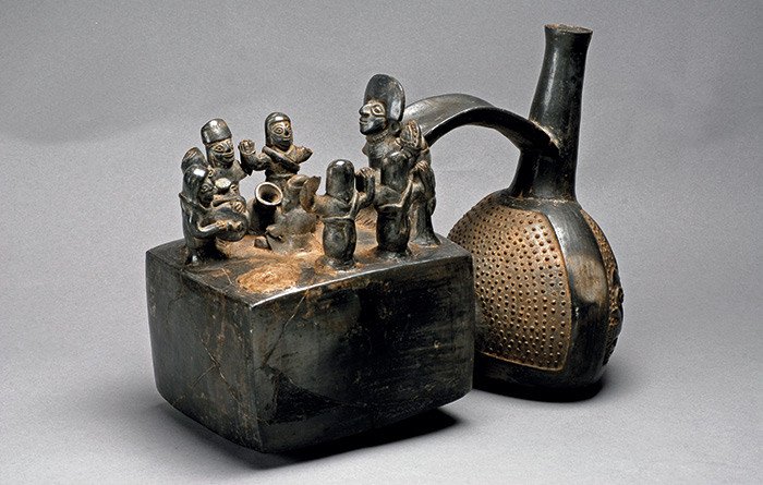 Vasija ceremonial silbadora con escena de una ceremonia de consumo de chicha, danza y culto al ancestro. Chimú, 1100  1470 d.C. Cerámica. Archivo Museo Larco