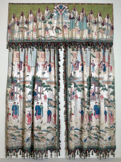 Cortina de dos hojas, guardamalleta y abrazaderas. Manufactura china. h. 1765