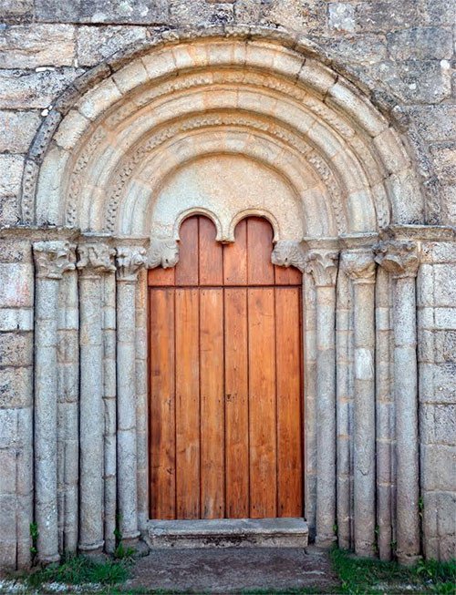 Bella portada románica de Santa María, de Ferreiros, Lugo. Imagen de Jose Holguera para Guiarte.com